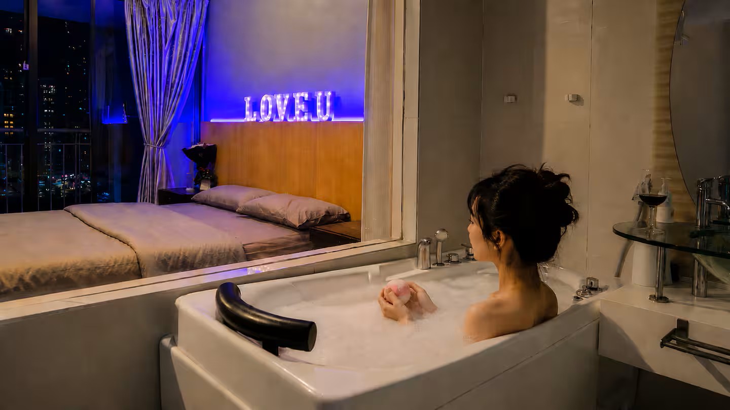 Romantic jacuzzi studio